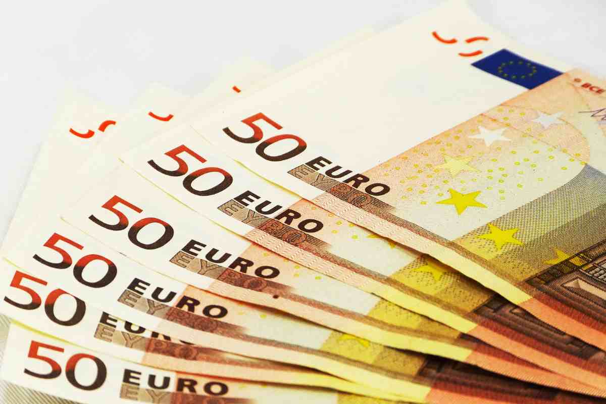 Assegno 300 euro persone in difficoltà