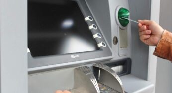 Stop al ritiro contanti dal Bancomat, la nuova stretta colpisce l’Italia: le banche hanno deciso