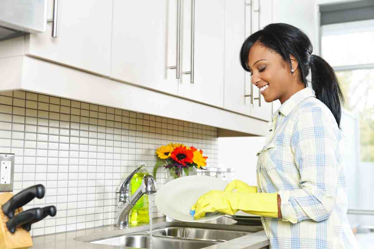 come conviene lavare i piatti