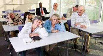 Ex compagni di scuola elementare si ritrovano dopo 54 anni: cosa succede alla reunion