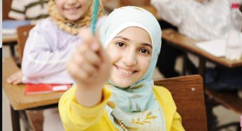 “In classe con la testa libera”. Il velo, finalmente, non sarà più obbligatorio